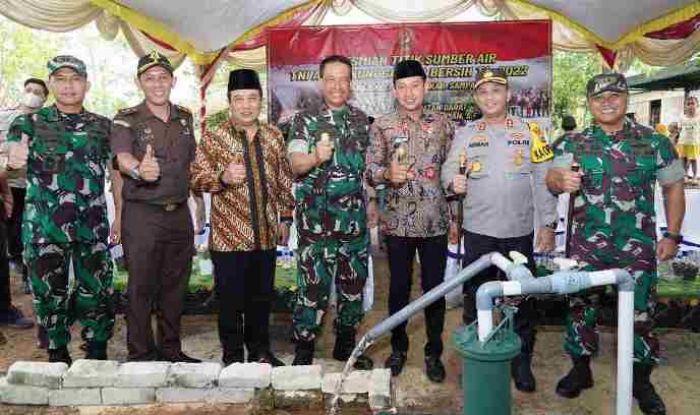 Danrem 084/BJ Tinjau Pelaksanaan TNI AD Manunggal Air Bersih di Sampang