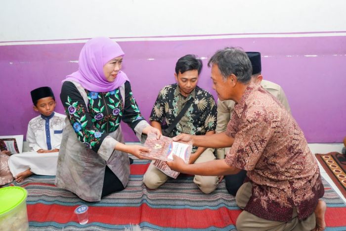 Gubernur Khofifah Takziah dan Serahkan Santunan Keluarga Korban Kecelakaan Bus di Jalur Bromo Gubernur Khofifah Takziah dan Serahkan Santunan Keluarga Korban Kecelakaan Bus di Jalur Bromo