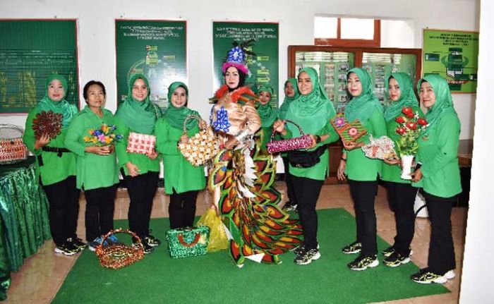 Kreativitas Persit Korem 081/DSJ, Ubah Limbah Plastik-kertas Jadi Kerajinan Bernilai Tinggi Kreativitas Persit Korem 081/DSJ, Ubah Limbah Plastik-kertas Jadi Kerajinan Bernilai Tinggi