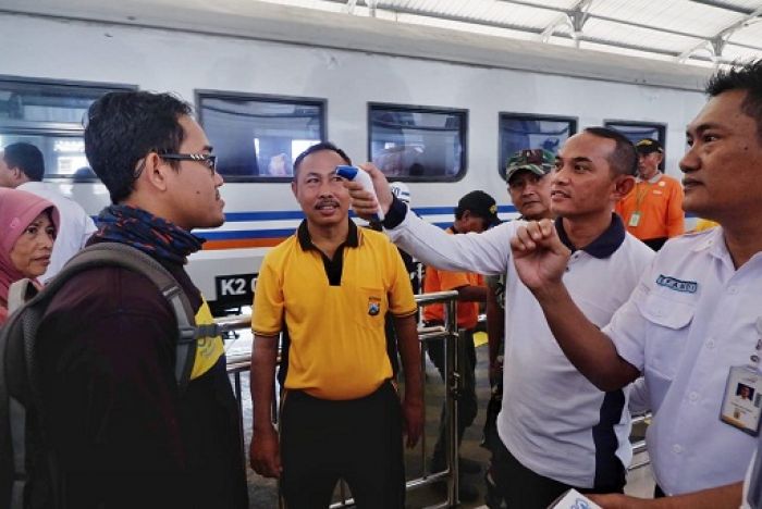 Kapolres Kediri Kota Ikut Periksa Suhu Tubuh Penumpang KA di Stasiun Kediri