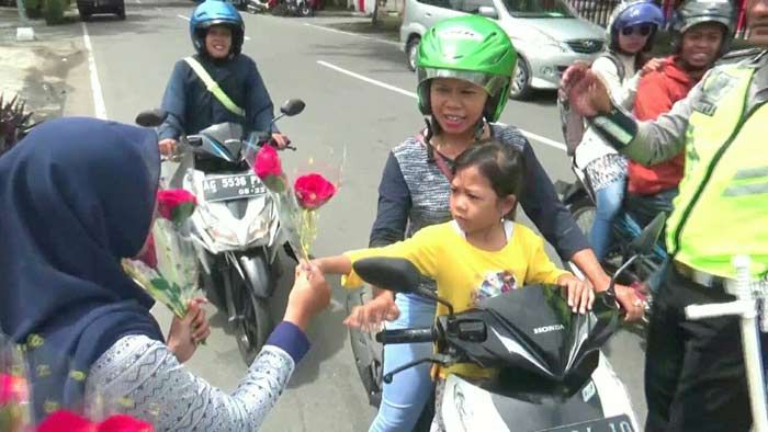Ibu-Ibu Pengendara Motor di Blitar Dapat Kejutan di Hari Ibu Ibu-Ibu Pengendara Motor di Blitar Dapat Kejutan di Hari Ibu
