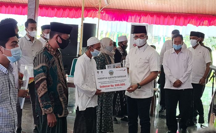 Bupati Bangkalan Cairkan Insentif 9.312 Guru Madin dan Guru Ngaji Untuk Bulan April-Juni