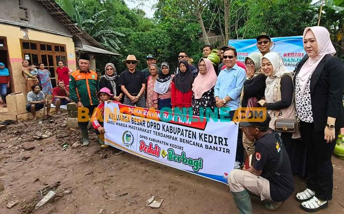 DPRD Kabupaten Kediri Salurkan Bantuan Paket Sembako dan Sejumlah Peralatan Masak ke Korban Banjir