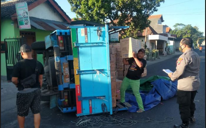 Hindari Kucing, Truk Bermuatan Perabotan Lemari di Kediri Terguling