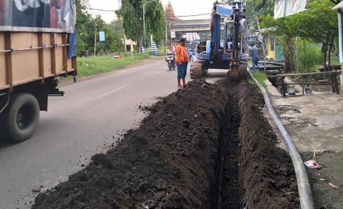 Sebabkan Kecelakaan, Proyek Penananaman Pipa SPAM Offtake Beji Dikeluhkan Warga