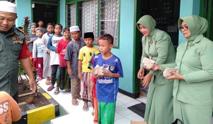 Rutinitas Hari Jumat, Koramil Pabean Cantikan Bagi-bagi Nasi Bungkus