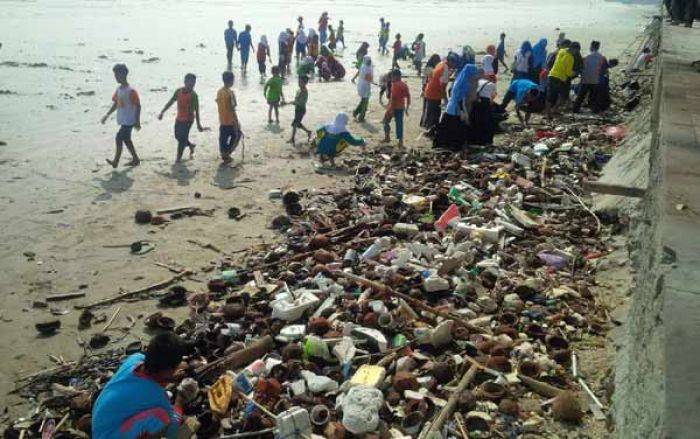 Peduli Lingkungan, Puluhan Anak Yatim di Tuban Bersihkan Sampah dari Pantai Utara