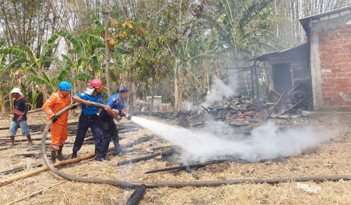 Ditinggal Keluar Sebentar Usai Memasak, Rumah Kuli Bangunan di Tuban Hangus Terbakar