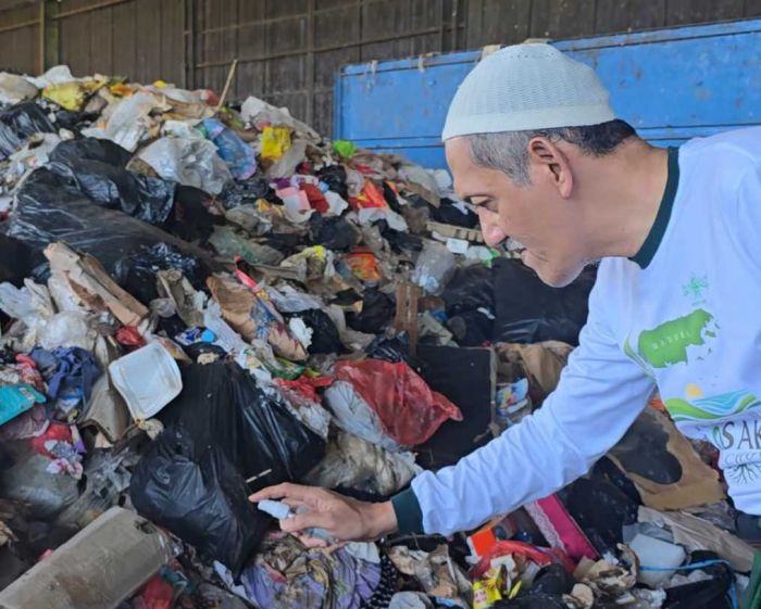 Hari Lingkungan Hidup Sedunia, Tretan Biosaka Madura Semprot Gunungan Sampah di TPS Bangkalan