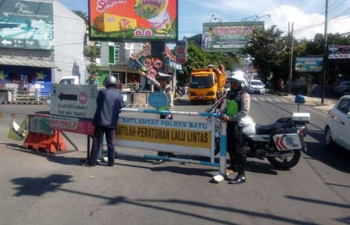 Urai Kemacetan saat Weekend, Polres Batu Terapkan One Way di Tiga Titik