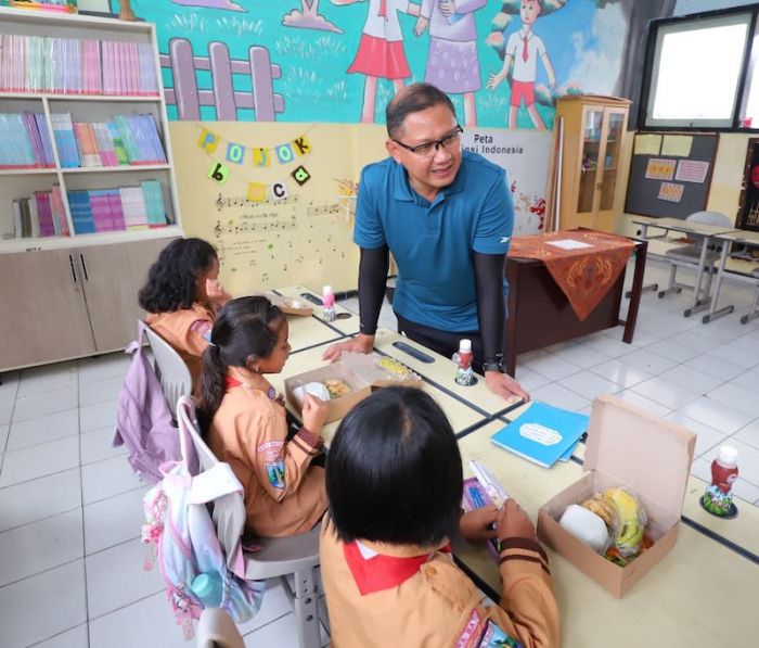 Pj Wali Kota Batu Tinjau Program Makan Siang dan Susu Gratis di SDN Bumiaji 02