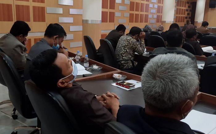 Sejumlah Pejabat Pemkab Tuban Tidur saat Bupati Bacakan Nota Penjelasan KUA-PPAS di Hadapan Dewan