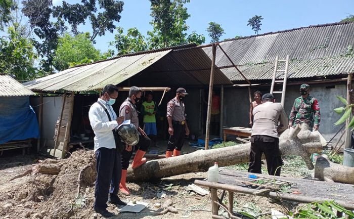 Anggota TNI-Polri Gotong Royong Perbaiki Rumah Korban Puting Beliung di Ngawi