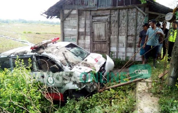 Sopir Ngantuk, Mobil Ambulans RSUD Bojonegoro Nyungsep di Sawah Desa Cengungklung