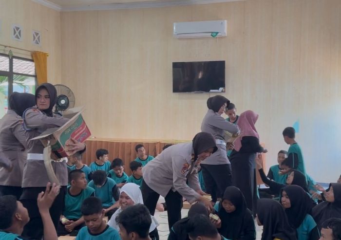 Polwan Polres Pasuruan Berbagi Kebahagiaan dengan Anak Berkebutuhan Khusus Polwan Polres Pasuruan Berbagi Kebahagiaan dengan Anak Berkebutuhan Khusus