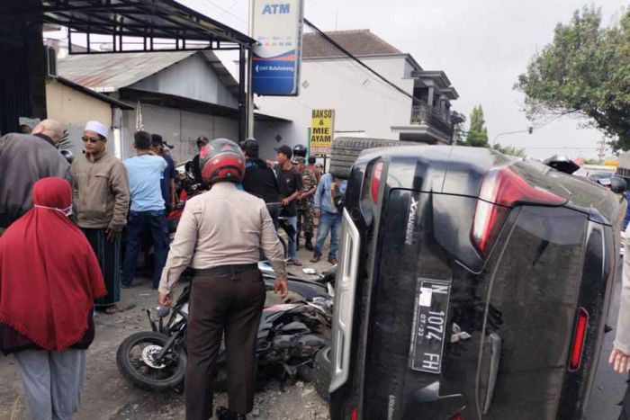 Diduga Kurang Konsentrasi, Mitsubishi Xpander di Malang Tabrak Dua Pemotor