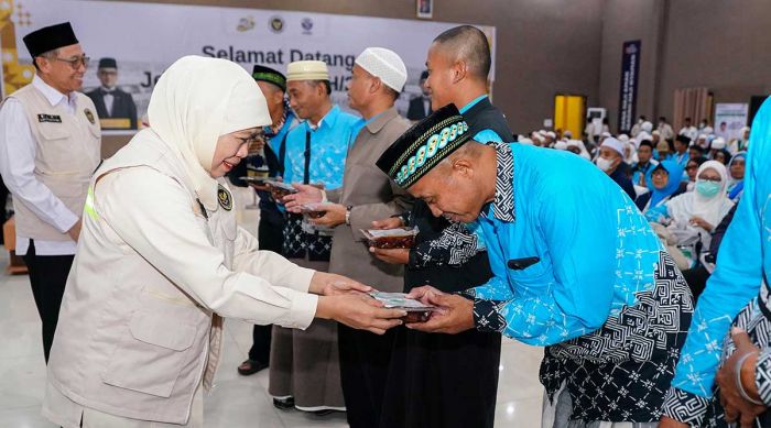Sambut Kepulangan Kloter Pertama Jemaah Haji dari Jawa Timur, Khofifah Apresiasi Layanan Imigrasi