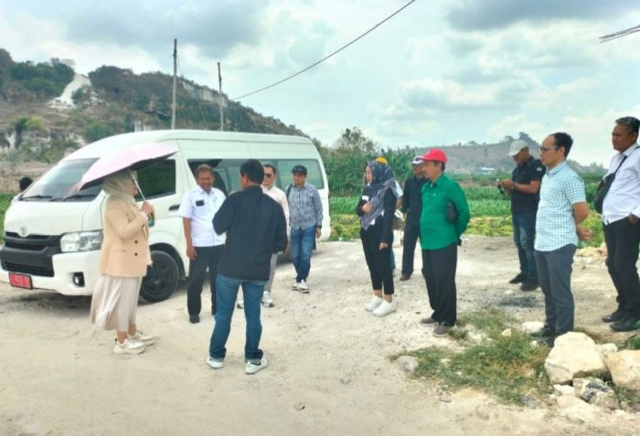 Ini Kata Komisi I DPRD Tuban saat Tinjau Jalan Desa Leran Wetan yang Rusak Akibat Kendaraan Tambang