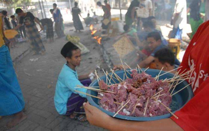 Sembelih 15 Ekor Sapi, Ponpes Tebuireng Bakar Sate Massal