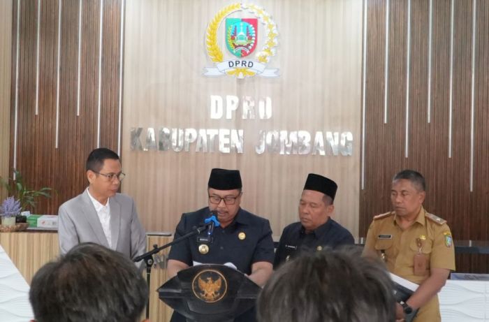 Bupati Jombang Pastikan Kebijakan Pajak Tak Bebani Warganya, Ini 3 Bentuk Konkretnya Bupati Jombang Pastikan Kebijakan Pajak Tak Bebani Warganya, Ini 3 Bentuk Konkretnya