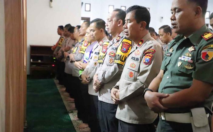 Polres Kediri Gelar Sholat Gaib untuk 3 Polisi di Lampung Polres Kediri Gelar Sholat Gaib untuk 3 Polisi di Lampung