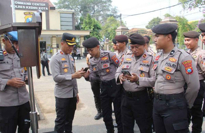 Pastikan Anggota Tak Main Judi Online, Polres Kediri Kota Gelar Pemeriksaan HP