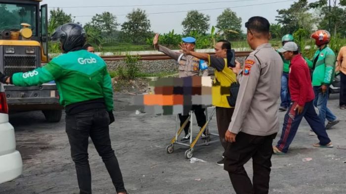 Diduga Ngantuk, Pengemudi Xenia Tabrak Gerobak Sampah di Lamongan hingga Tewaskan 1 Orang