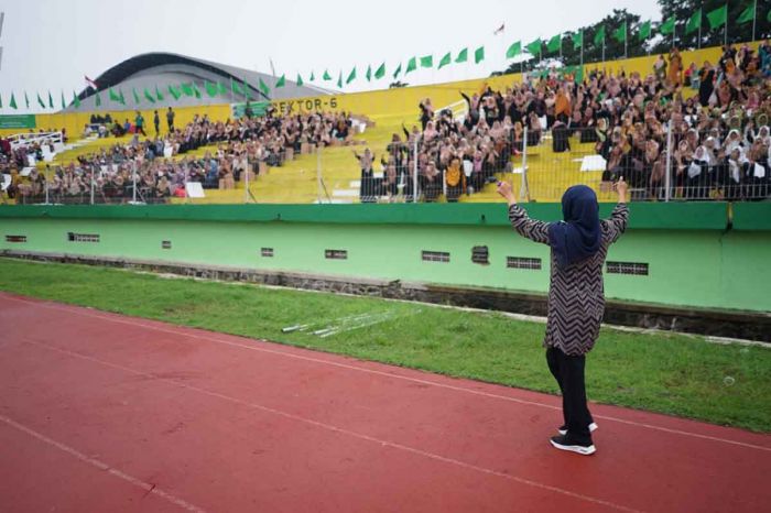 Di Stadion Gelora Delta, Gubernur Khofifah Pacu Semangat Penampil Paper Mob Resepsi 1 Abad NU