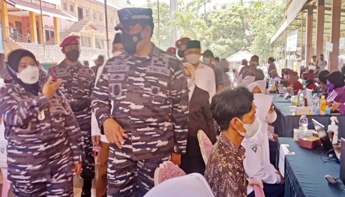 TNI AL Gelar Serbuan Vaksinasi di Ponpes Darul Ulum Jombang