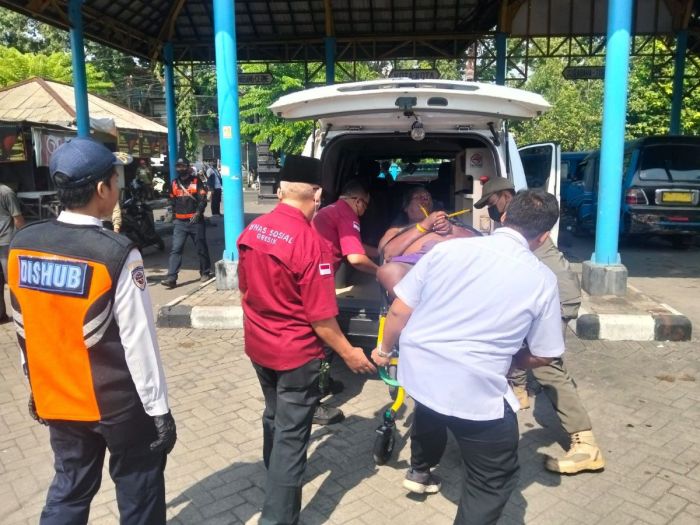 Dinsos Gresik Evakuasi Orang Terlantar di Jalan Gubernur Suryo, Sempat Berontak saat Diamankan