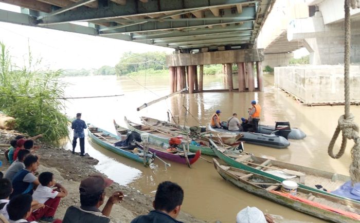 Ditabrak Pikap hingga Nyemplung, ABG asal Bungah Gresik Hilang di Sungai Bengawan Solo