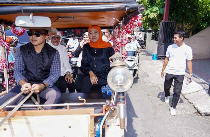 Ke Pasar Jumat Legi, Khofifah Naik Delman Borong Jajanan Mochi hinggal Cenil Kreasi Warga Lokal