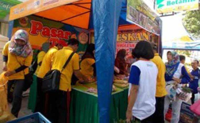 Pasarkan Produk Pertanian Organik, Dispertan Bondowoso Buka Pasar Tani