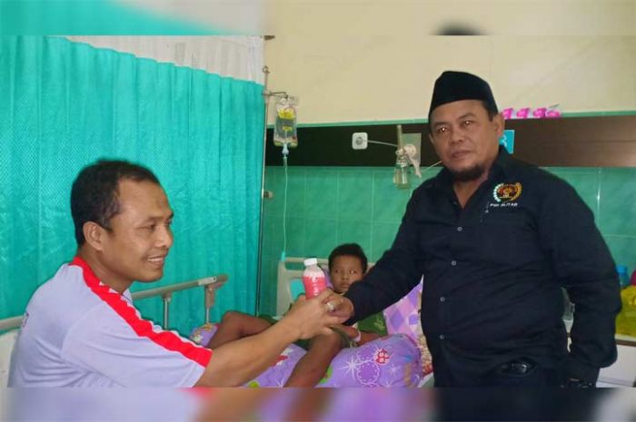 Peringati HPN, Wartawan Blitar Bagi-bagi Jus Jambu ke Penderita Demam Berdarah