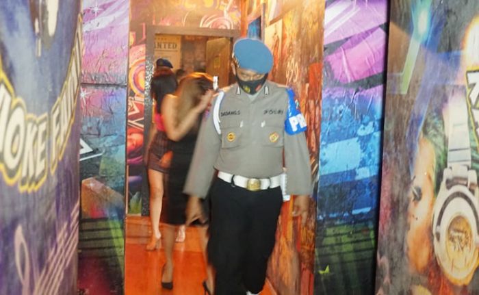 ​Operasi Tempat Hiburan Malam di Kota Blitar, Polisi Temukan Miras Ilegal di Tempat Karaoke