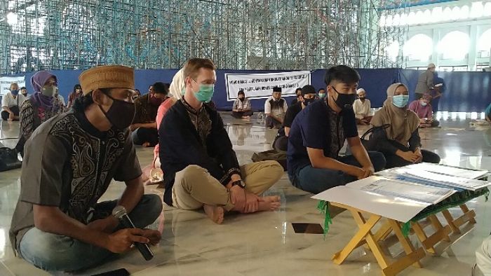 ​Bule Australia dan Empat Muallaf Ikrar Syahadat di Masjid Al-Akbar Surabaya