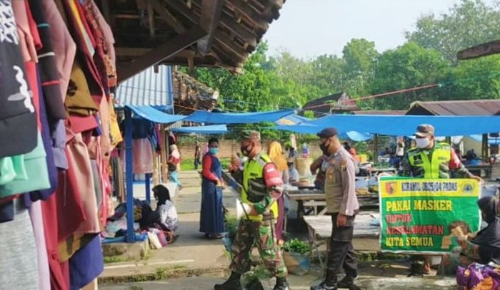 Cegah dan Putus Penyebaran Covid-19, TNI-Polri di Ngawi Sosialisasi Prokes di Pasar Tradisional