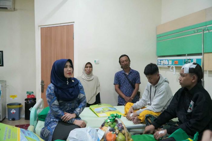 Senator Ning Lia Besuk Santri Tragedi Musala Al Khoziny yang Dirawat di RS