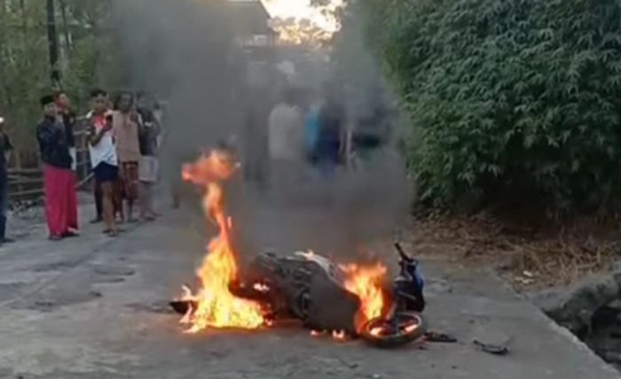 Kepergok Saat Beraksi, Motor Pencuri Kotak Amal di Probolinggo Dibakar Massa, Pelaku Babak Belur