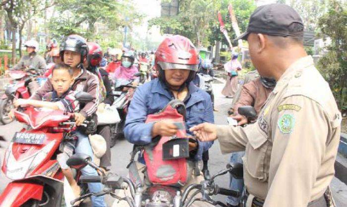Petugas Gabungan Operasi Yustisi di Jalan Pahlawan Sidoarjo, tak Bawa KTP Langsung Didenda