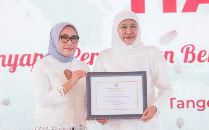 Khofifah Raih Penghargaan dari Kementerian PPPA di Puncak Peringatan Hari Ibu 2024