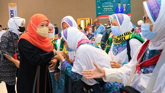 Gubernur Khofifah Sambut Kedatangan Kloter Pertama Jemaah Haji