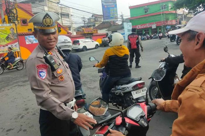 Anggota Polsek Krian Beri Edukasi Pengendara Motor yang Tak Gunakan Helm