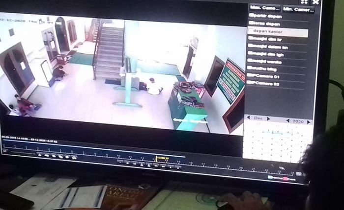 Masjid Jami Kota Probolinggo Mulai Tidak Aman, Pencuri Dompet Milik Jemaah Terekam CCTV