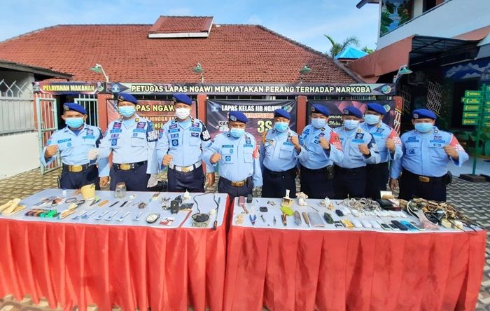 Gelar Razia Kamar Dadakan, Petugas Lapas Ngawi Temukan Barang-barang yang Dilarang Keras