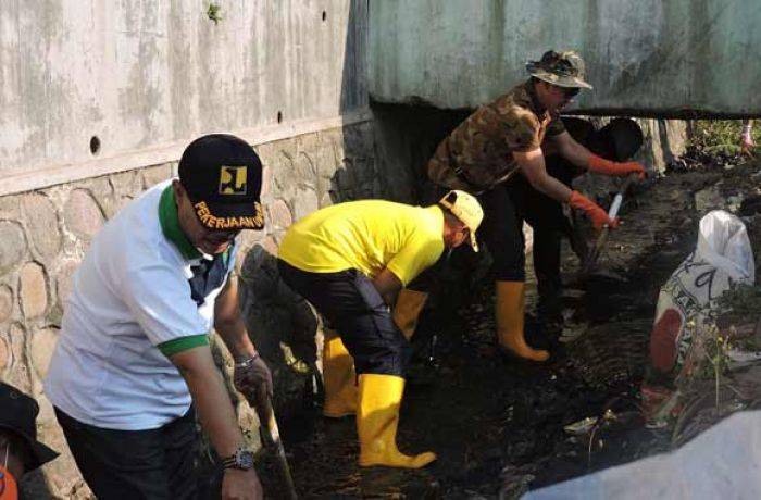 Karya Bhakti 2015, Wali Kota Malang Bersihkan Sungai Lambau bersama Forpimda dan Warga