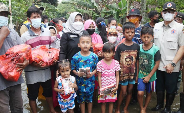 Kemlagi Banjir, Bupati Mojokerto Salurkan Bantuan