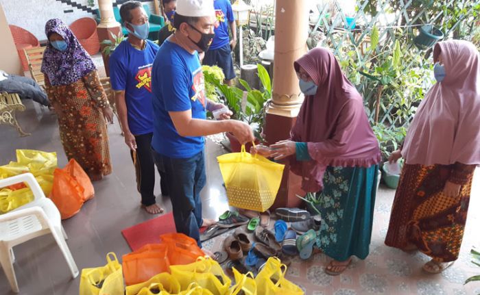 Jelang PSBB di Sidoarjo, Taufiqulbar Bagikan Ratusan Sembako