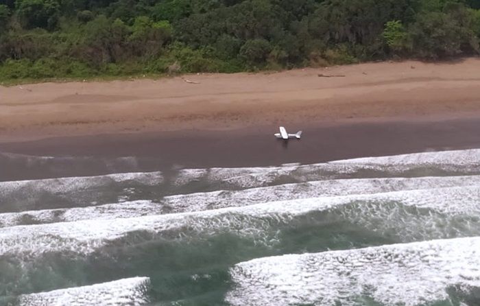 Pendaratan Darurat Pesawat Latih API di Pantai Banyuwangi Diduga Gegara Trouble Engine