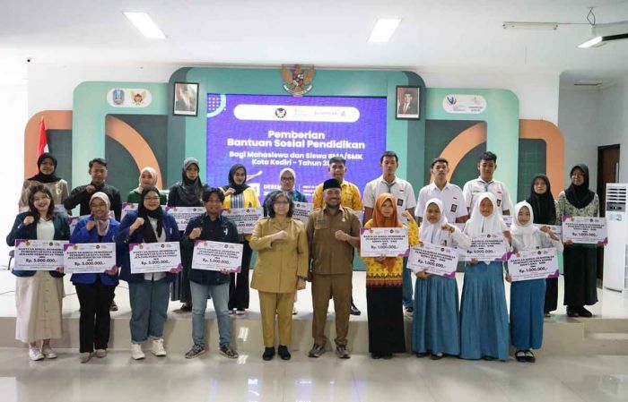 Pj Wali Kota Kediri Serahkan Beasiswa Pendidikan ke Mahasiswa dan Siswa SMA/SMK